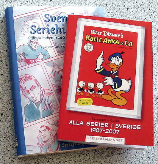 Köp serieguiden och Svensk Seriehistoria ihop med 150 kronor rabatt! Köp serieguiden och Svensk Seriehistoria ihop med 150 kronor rabatt!